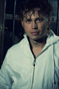 Jeune homme au regard fatigué